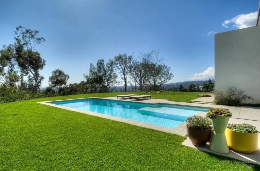 Explore Benefits of Artificial Grass for Pool Areas
